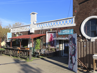 902804 Gezicht op de voorgevel en het terras van dB's café-restaurant (CAB-rondom 100) te Utrecht.